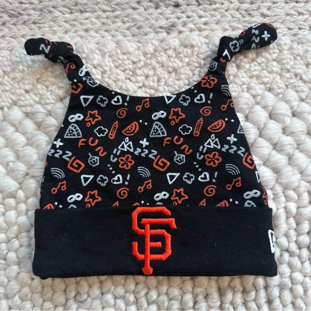 NWOT New Era Black and Orange SF Giants Knot Hat